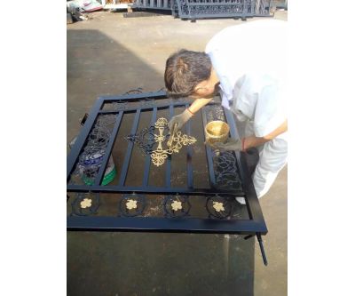 鐵藝大門刷漆中