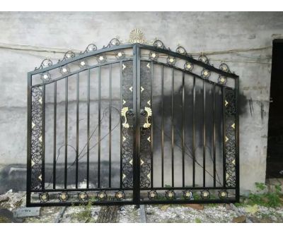 鐵藝大門噴漆中