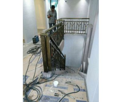 鐵藝樓梯施工中