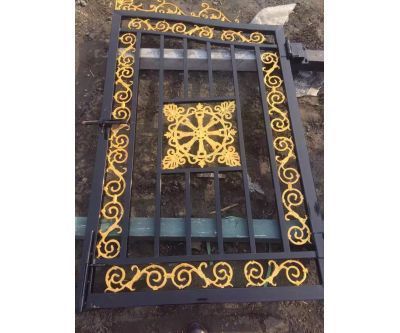 鐵藝大門上色中